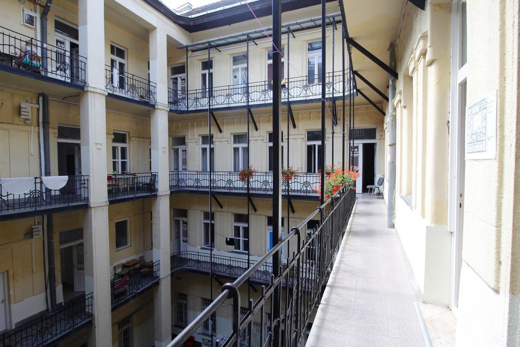 Dbc Hostel Budapest Bagian luar foto